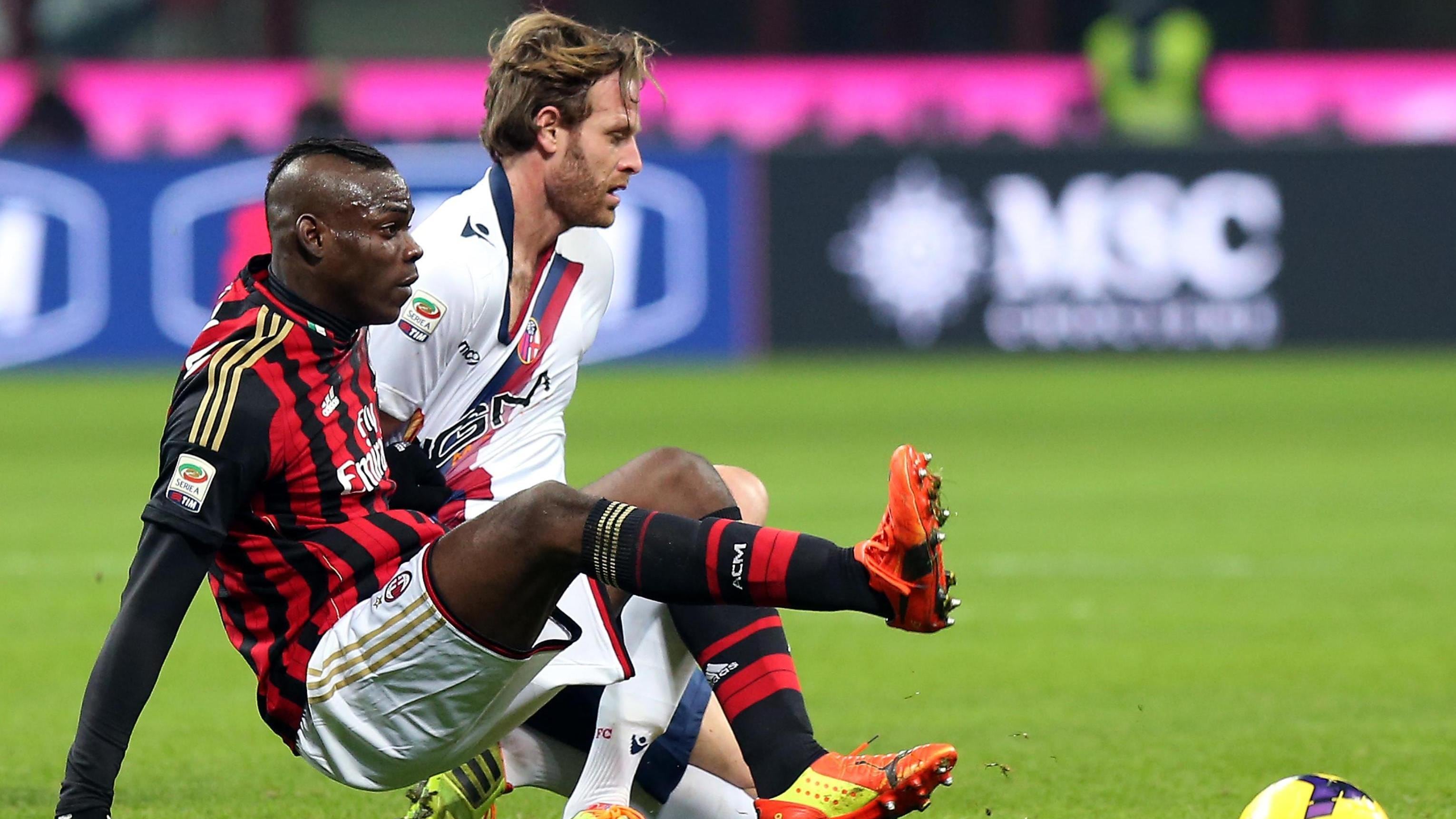 Supermario gol da show. Milan vince ma che noia