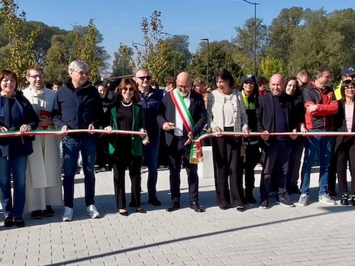 Il prete benedice la scuola, i ragazzini stranieri si tappano le orecchie