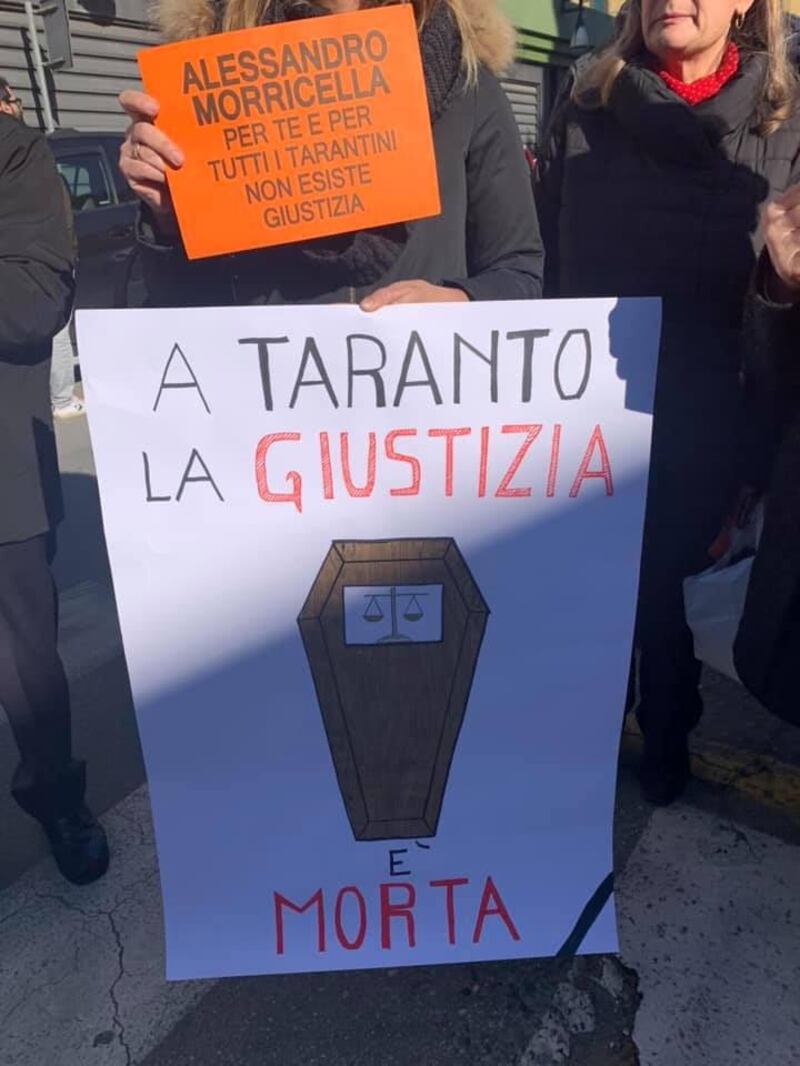 Cartellone di protesta dei "Genitori tarantini"