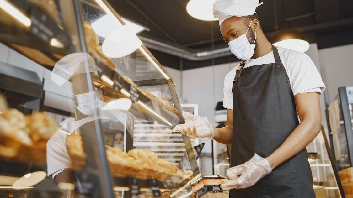 Cucinava senza indossare il copricapo: sanzionato chef a Napoli