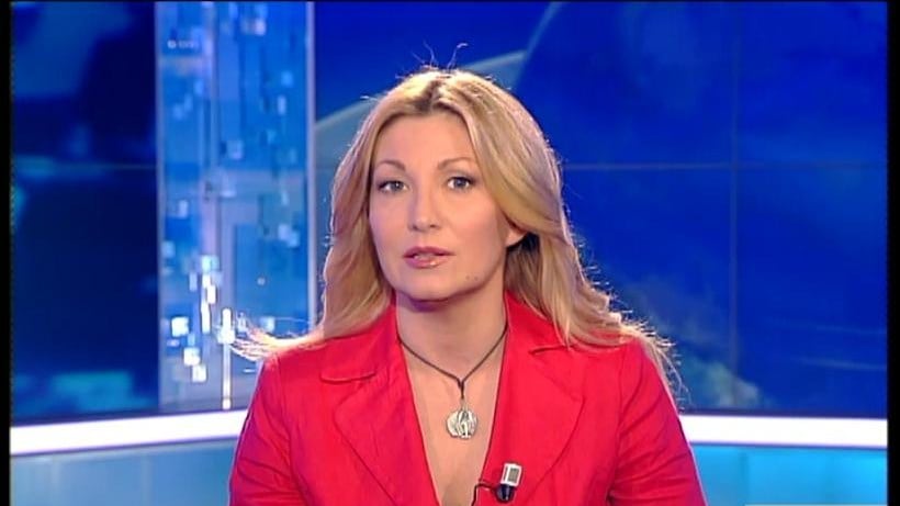 Conduce il Tg1 col crocifisso. Polemiche e apprezzamenti in Rete