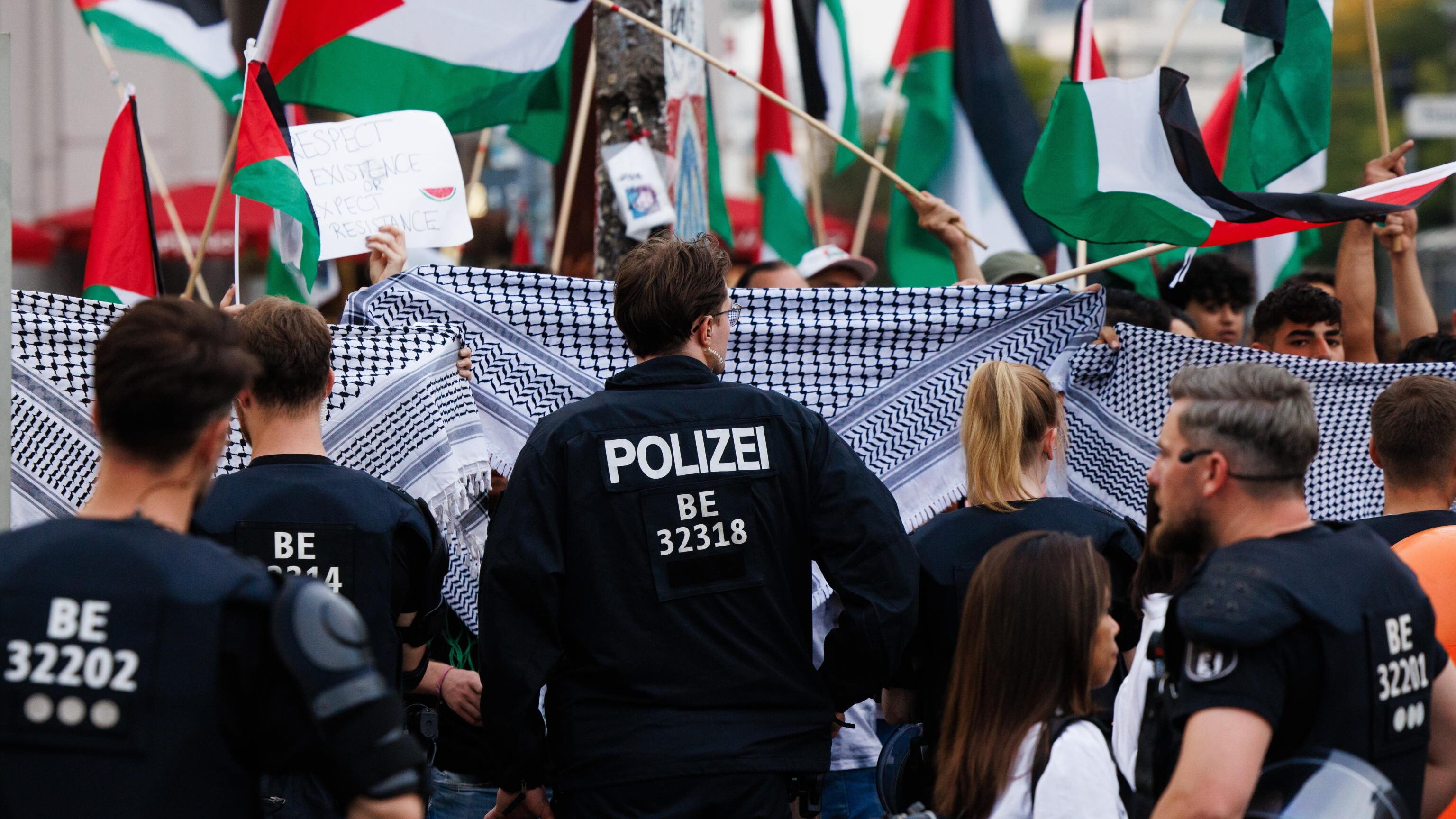 A Berlino la sinistra fa una festa a braccetto coi fiancheggiatori di Hamas