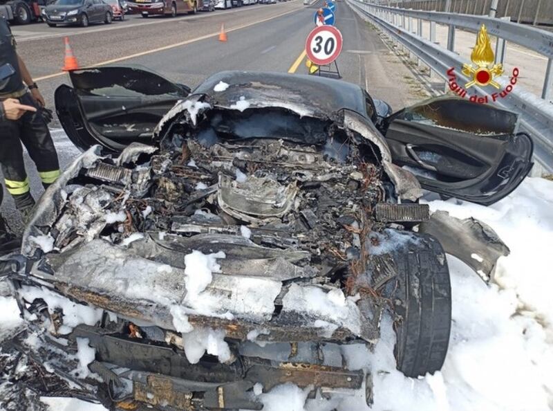 Mestre, la Ferrari 296 GTS esplode e prende fuoco: le immagini choc 2