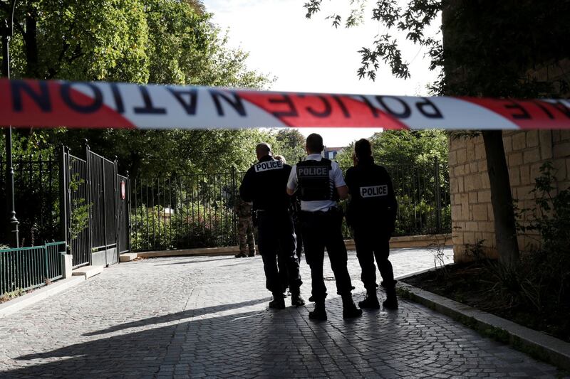 Parigi, auto travolge gruppo militari 1