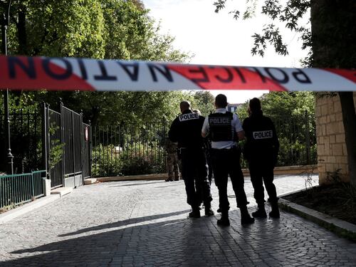 Parigi, auto travolge gruppo militari