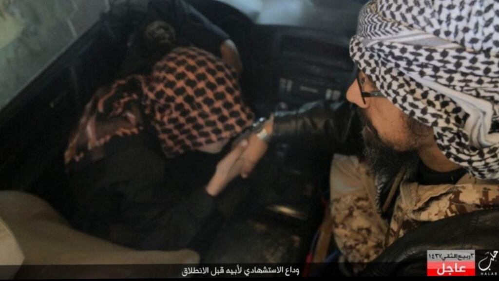 Quel bacio tra padre e figlio è uno spot dell'Isis sul terrore