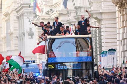 La grande festa per le strade di Roma: la gente rende omaggio all'Italia di Mancini 7