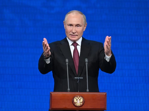 Il voto e la mobilitazione per non perdere il Donbass. Ma Putin rinvia il discorso