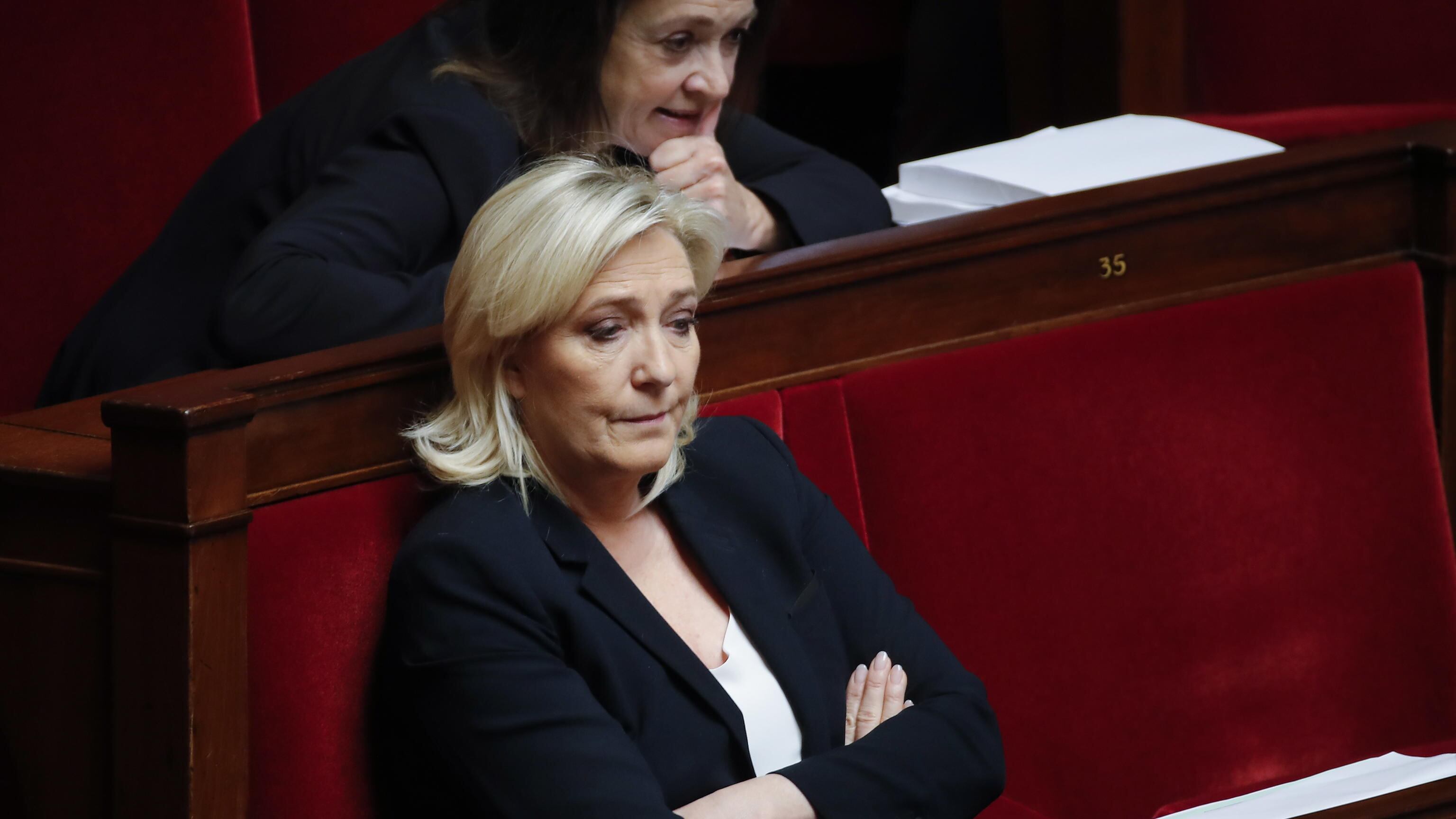 Parigi, stop migranti coi voti di Le Pen