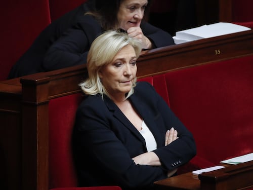 Marine Le Pen va a processo: "Appropriazione indebita di fondi europei"