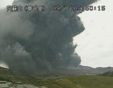 Giappone, erutta il vulcano Aso 7
