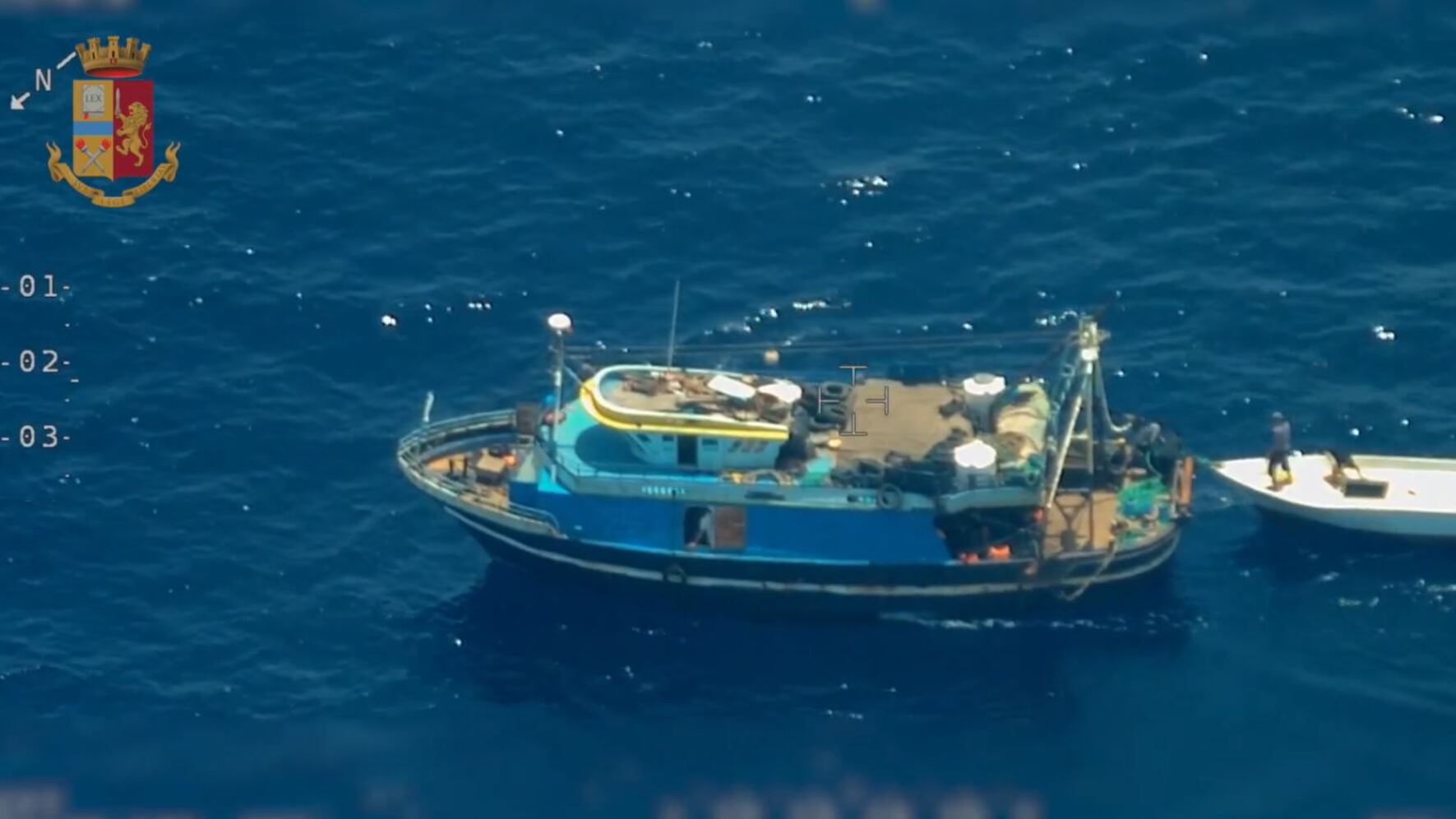 In 100 a Lampedusa con il vecchio trucco della "nave madre". I migranti lasciati in mare dagli scafisti su barchini. Sea Watch 3: appello all'Olanda
