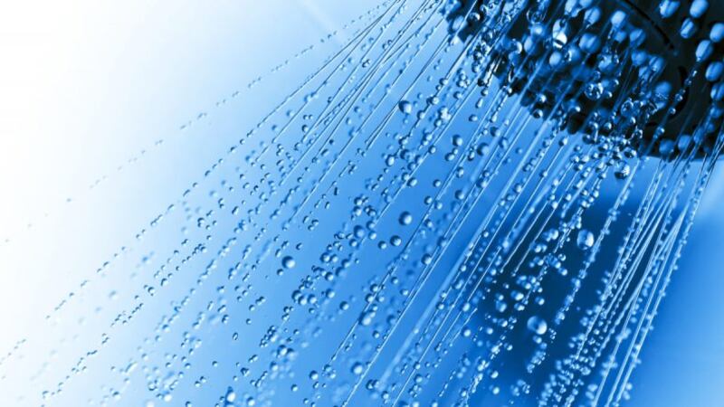 Allarme legionella nelle Riviera Ligure, sindaco chiude le docce della spiaggia