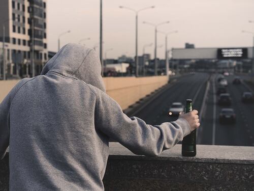 Ubriaco, aggredisce la madre e gli agenti della Questura
