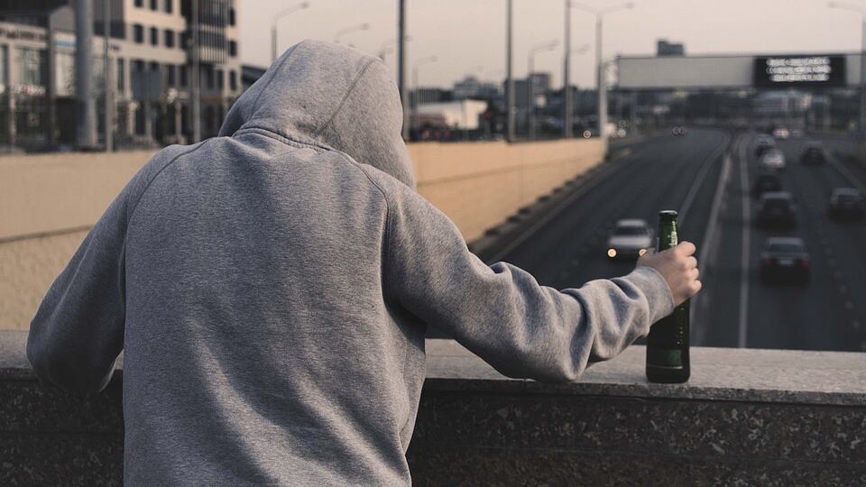 Ubriaco, aggredisce la madre e gli agenti della Questura