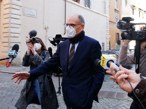 Letta lega mani e piedi al M5S: "Così il Pd muore"