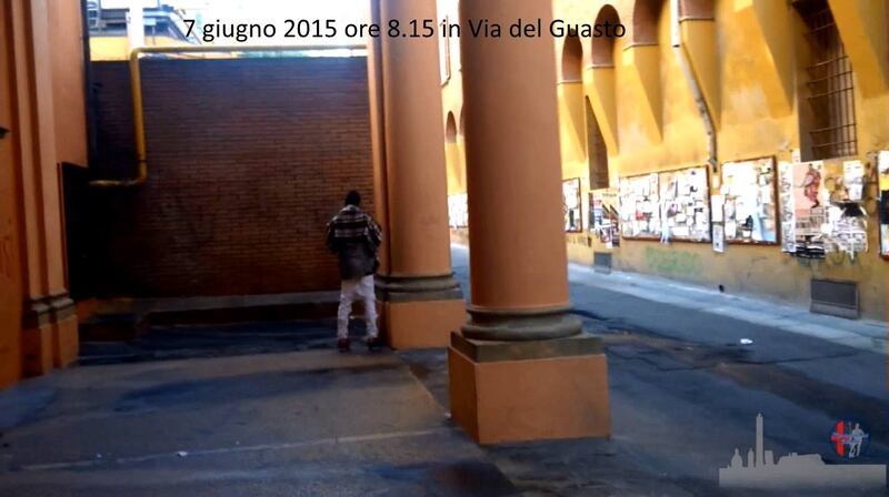 Immigrati dormono e urinano in strada a Bologna 8