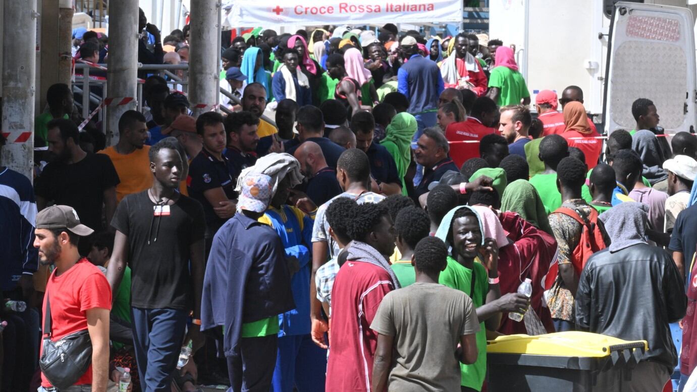 Trasferimenti bloccati, migranti in fuga e un agente ferito: caos a Porto Empedocle