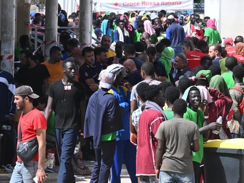 Trasferimenti bloccati, migranti in fuga e un agente ferito: caos a Porto Empedocle