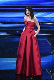 Sanremo 2022, la bellezza di Anna Valle incanta l'Ariston 5
