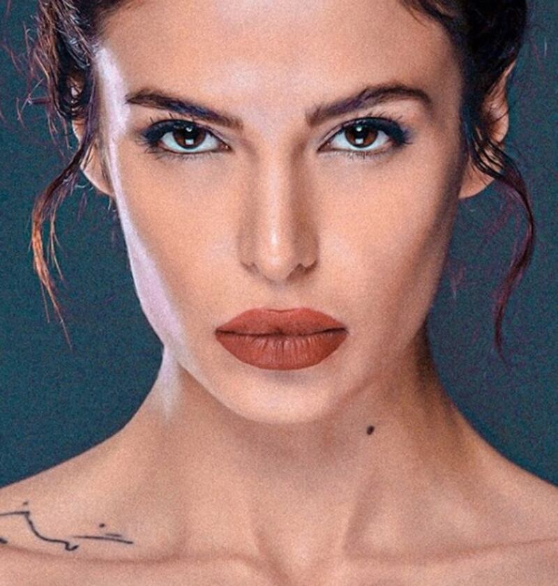 La modella iraniana fuggita a Parigi per evitare le frustate 1