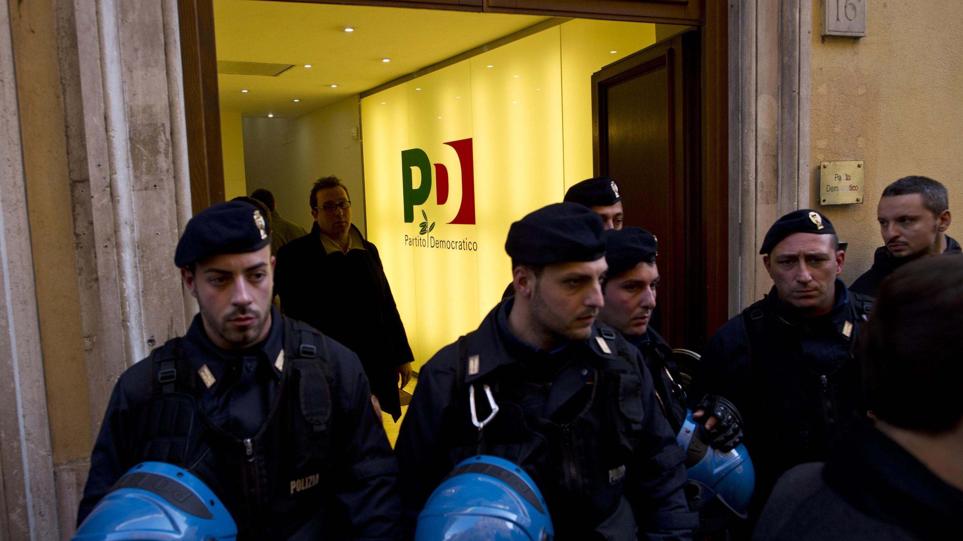 Blitz dei disoccupati napoletani nella sede del Pd