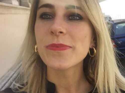 Reporter italiana aggredita alla moschea. "Circondata, buttata a terra e presa a calci"