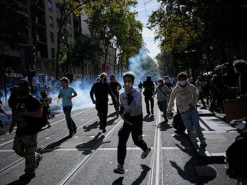Francia, continua la rivolta dei licei: oltre 500 scuole travolte dalla protesta
