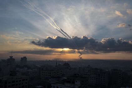 Hamas attacca Israele con razzi e missili: almeno 100 feriti 8