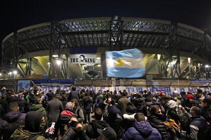 Assembramenti a Napoli per Maradona 9
