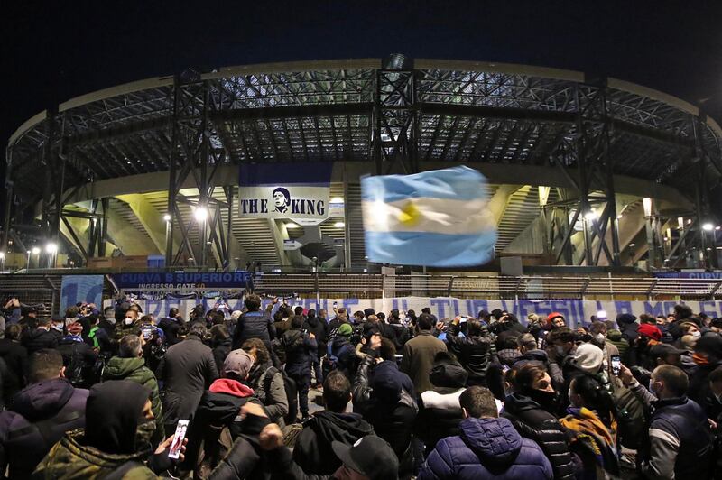 Assembramenti a Napoli per Maradona 9