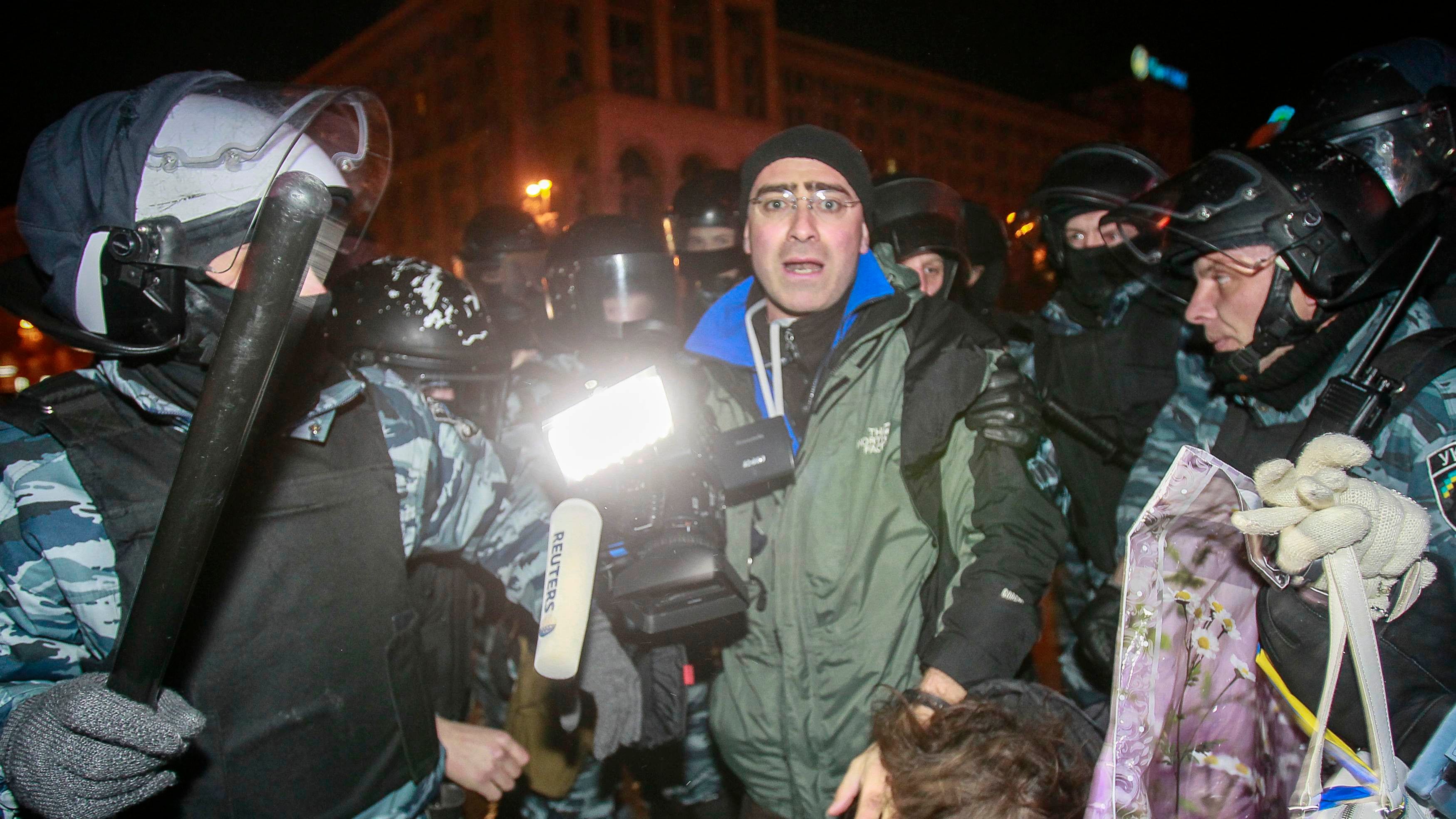 Ucraini filo-Ue in piazza contro Yanukovich. La polizia li carica