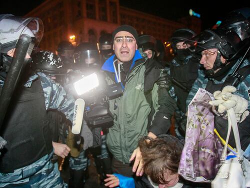 Ucraini filo-Ue in piazza contro Yanukovich. La polizia li carica