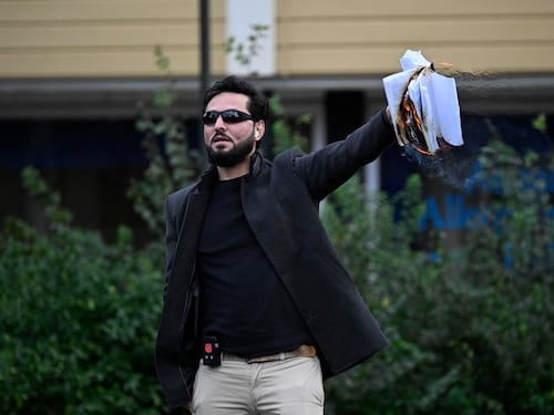 Un colpo alla nuca in diretta. Bruciò il Corano, giustiziato
