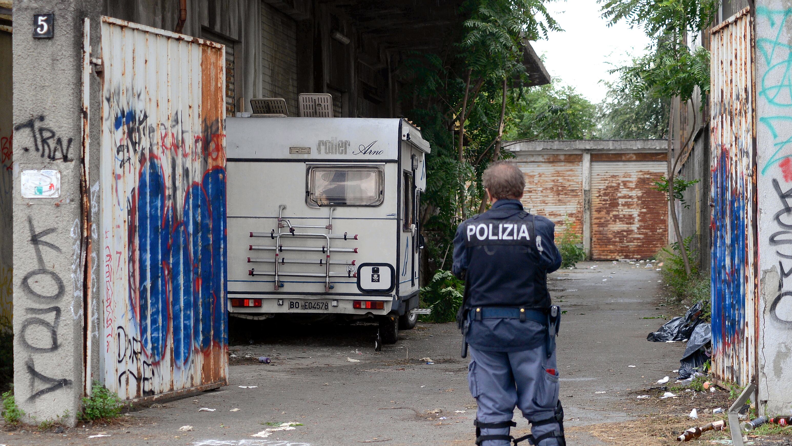 Un "rave" fuorilegge interrotto dalla polizia. "Colpa del degrado"