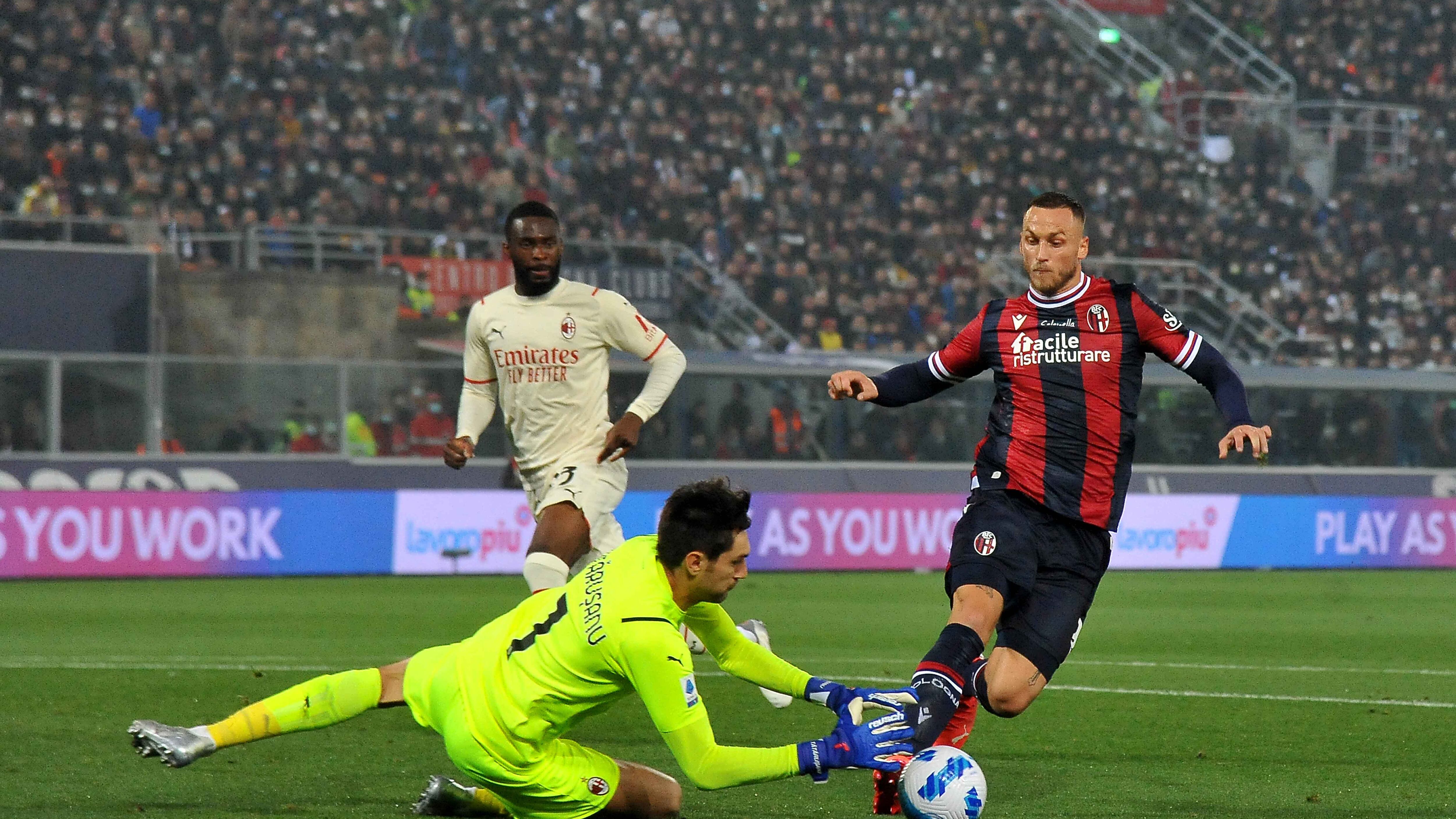 Milan di nuovo in vetta. Ma Pioli deve fare i conti con l'allarme difesa
