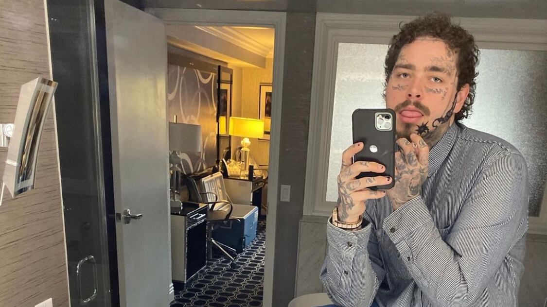 Allarme per Post Malone ma lui risponde dal palco "Sto bene, non uso droga"