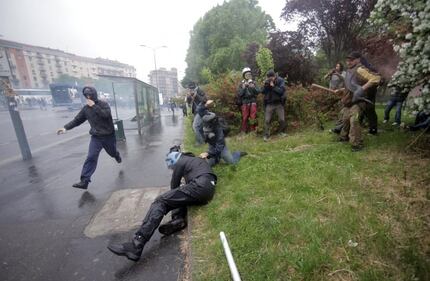 Così i black bloc aggrediscono un agente 4