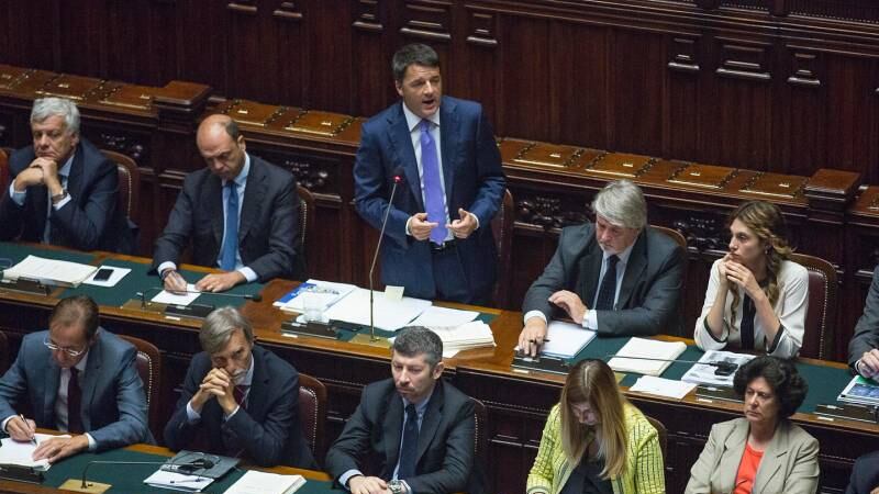 Renzi minaccia larghe intese per piegare la minoranza Pd