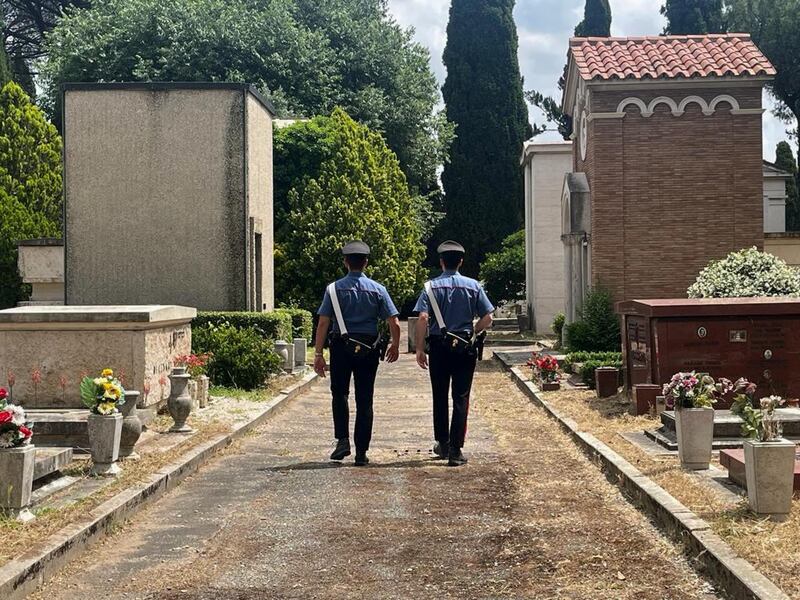 Tombe danneggiate al Verano (Roma), tunisino arrestato per la seconda volta: le immagini 2