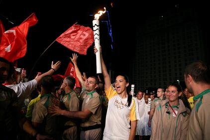 Rio, la corsa dei tedofori. E c'è pure Adriana Lima 2