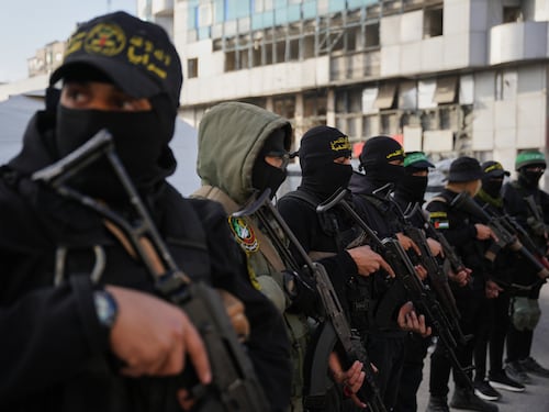 Palestinesi contro Hamas. Ecco la prima denuncia alla corte internazionale: "Noi vittime sacrificali"