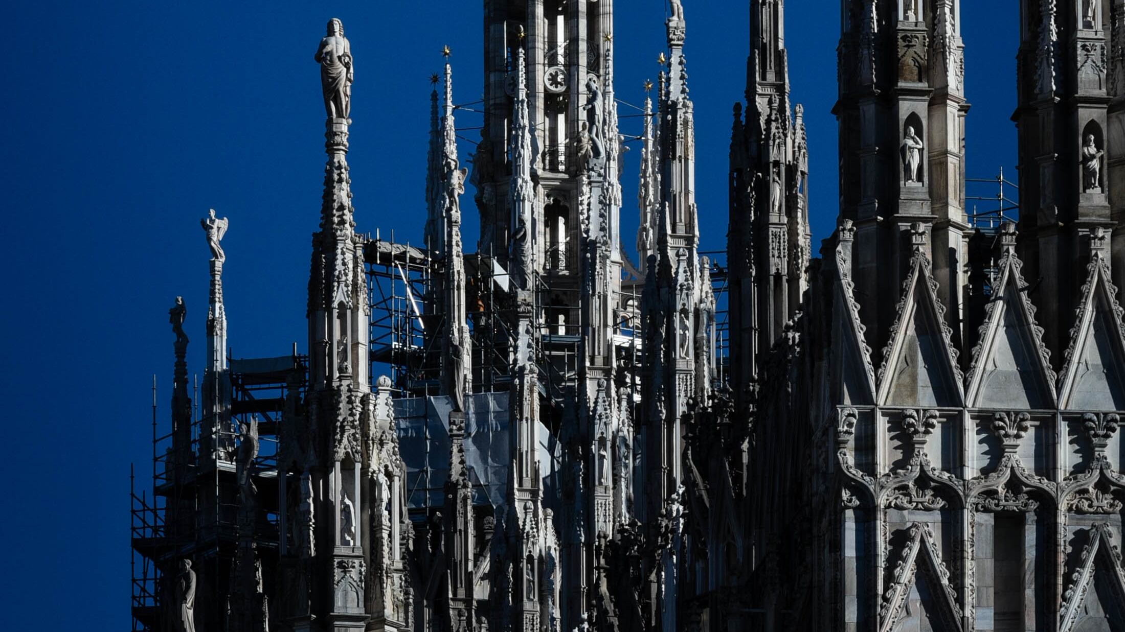 Galleria, 13 in corsa per un negozio vista Duomo