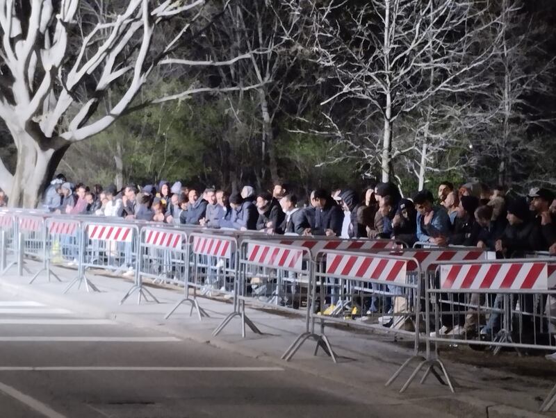 File interminabili di richiedenti asilo davanti alla Questura di via Cagni a Milano 4