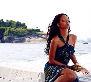 Rihanna, che topless al mare in Brasile 7