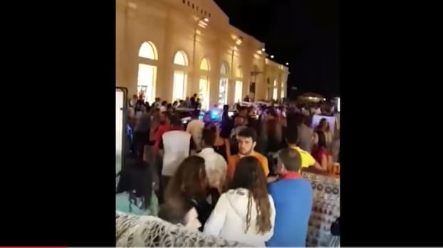 Per non pagare il conto gettano petardo e urlano "attentato": panico a Gallipoli