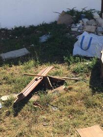 Lecce, discarica abusiva di bare e vestiti di morti 5