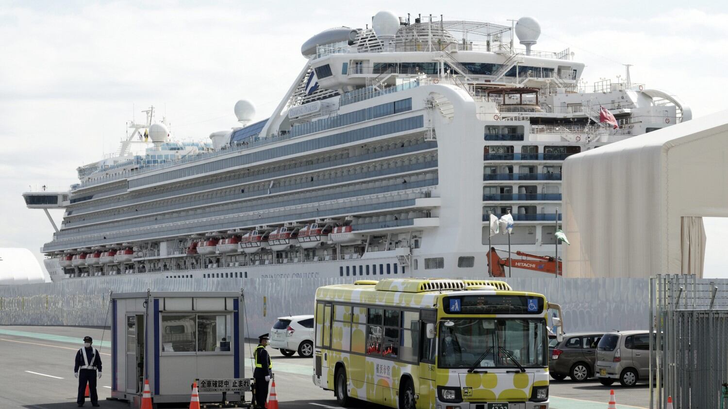 Inizia lo sbarco dei passeggeri sulla Diamond Princess