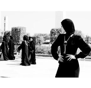 Rhianna posa col velo, scatti da Abu Dhabi 6
