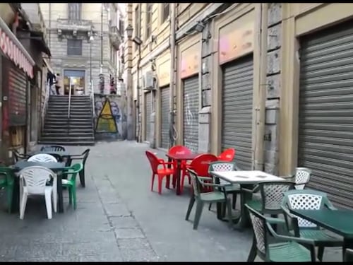 Calci e pugni senza motivo: due giovani finiscono in ospedale